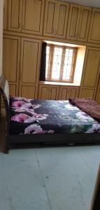 Srinivas Nilayam في حيدر أباد: غرفة نوم بها سرير عليه زهور