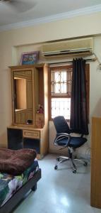 Srinivas Nilayam في حيدر أباد: غرفة نوم بها كرسي ومكتب ونافذة