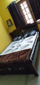Srinivas Nilayam في حيدر أباد: سرير في غرفة عليها مفرش