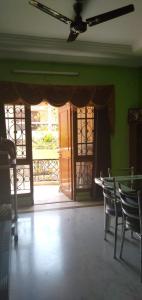 Srinivas Nilayam في حيدر أباد: غرفة طعام مع طاولة وكراسي زجاجية