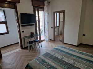 A television and/or entertainment centre at Le Rustiche Foresteria
