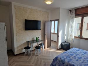 A television and/or entertainment centre at Le Rustiche Foresteria