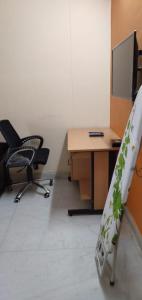 Srinivas Nilayam في حيدر أباد: مكتب فيه مكتب وجهاز كمبيوتر وكرسي