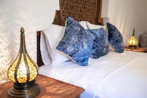 A bed or beds in a room at Dar Hafsa