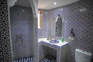 A bathroom at Dar Hafsa