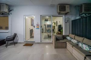 Uma área de estar em ZEN HIDEAWAY COZY 2-BR/2-BA Modern Unit in Alawa