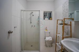 Um banheiro em ZEN HIDEAWAY COZY 2-BR/2-BA Modern Unit in Alawa