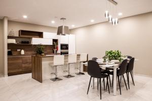 Kuchyň nebo kuchyňský kout v ubytování Modern - Central - Close to Beach - 5 Star rating APT