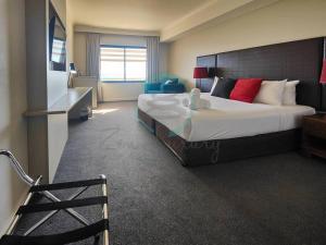 A bed or beds in a room at ZEN88 ESPLANADE: Hotel Suite w/ Ocean/Sunset Views Még 1 kép