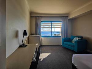 A bed or beds in a room at ZEN88 ESPLANADE: Hotel Suite w/ Ocean/Sunset Views