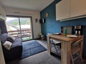 Kuchyň nebo kuchyňský kout v ubytování Joli studio vue sur les montagnes avec balcon