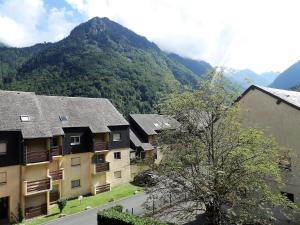 um edifício de apartamentos com vista para uma montanha em Joli studio vue sur les montagnes avec balcon em Cauterets
