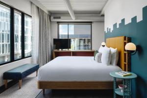 Postel nebo postele na pokoji v ubytování Origin Austin, a Wyndham Hotel