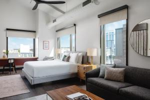 Postel nebo postele na pokoji v ubytování Origin Austin, a Wyndham Hotel