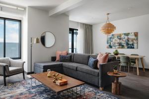 Posezení v ubytování Origin Austin, a Wyndham Hotel