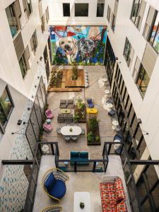 Posezení v ubytování Origin Austin, a Wyndham Hotel