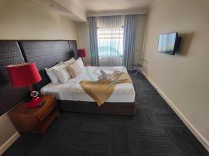 Kama o mga kama sa kuwarto sa ZEN88 ESPLANADE: 1-BR Top Floor Ocean View Suite