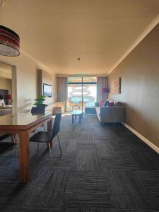 Kama o mga kama sa kuwarto sa ZEN88 ESPLANADE: 1-BR Top Floor Ocean View Suite