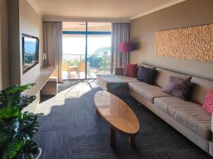 Seating area sa ZEN88 ESPLANADE: 1-BR Top Floor Ocean View Suite