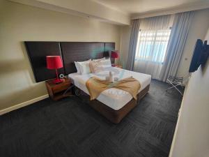Kama o mga kama sa kuwarto sa ZEN88 ESPLANADE: 1-BR Top Floor Ocean View Suite