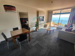 Seating area sa ZEN88 ESPLANADE: 1-BR Top Floor Ocean View Suite