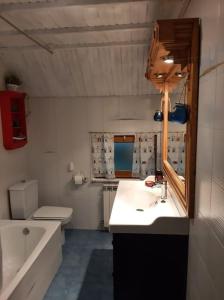 La salle de bains est pourvue d'un lavabo, d'une baignoire et de toilettes. dans l'établissement El Balcón del Garmo, à Sallent de Gállego