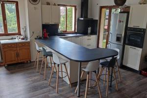 kuchnia z niebieskim blatem i stołkami w obiekcie Gîte de la P'tite Rainette w mieście Grosne +22 zdjęcia
