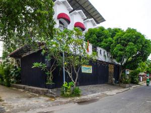 un edificio sul lato di una strada di SUPER OYO 91627 Wika Wiki Homestay a Medan