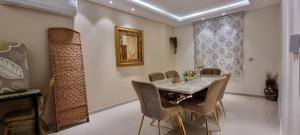 a dining room with a table and chairs at شقة مطلة على البحر والفورمولا ببرج المسارات in Jeddah
