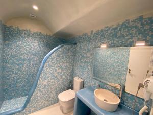 Kúpeľňa v ubytovaní ENA suites Santorini + 37 fotografií