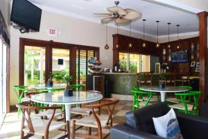 - un salon avec deux tables et des chaises dans l'établissement Victoria Park Hotel, à Fort Lauderdale