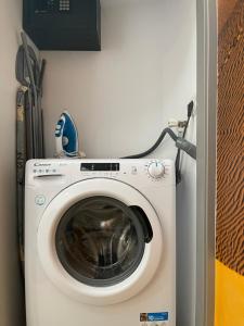 a washer and dryer in a room at Apartamento Tamaran Sky in Playa del Ingles
