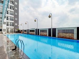 una gran piscina al lado de un edificio en OYO Capital O 91631 M-square Apartement en Bandung