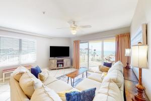 ein Wohnzimmer mit einem Sofa und einem TV in der Unterkunft Amalfi Coast Resort A305 in Destin