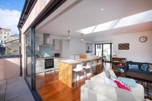 cocina y sala de estar con ventana grande en Large family, city centre Coach House, en Bristol