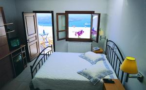 Theoxenia Caldera Hotel客房内的一张或多张床位
