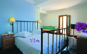Theoxenia Caldera Hotel客房内的一张或多张床位