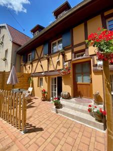 萬特澤南的住宿－Coeur d'Alsace Colmar Vignobles Ouest avec terrasses，前面有围栏和鲜花的房子