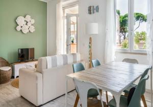 uma sala de estar com mesa e cadeiras em La Meria di Maria La Terrazza em Marina di Grosseto