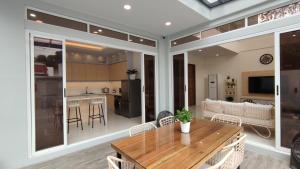Μια τηλεόραση ή/και κέντρο ψυχαγωγίας στο Addie's Place Camella Homes 2D Muntinlupa