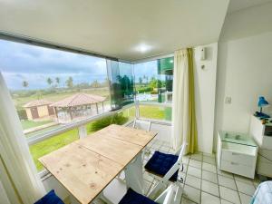a room with a table and a large window at Gavoa Resort - 2 quartos - BL D apt 209 in Igarassu