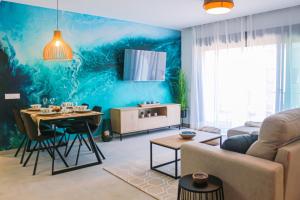 een woonkamer met een blauwe muur bij Iconic Sea Views Luxury Apartment in Puerto Marino