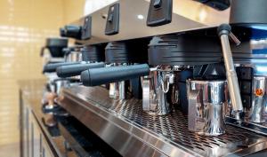 Kemudahan buat kopi dan teh di Hotel Mokka City