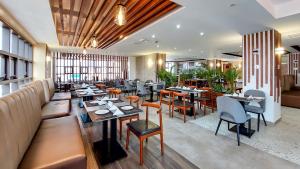 um restaurante com mesas e cadeiras e um bar em Hotel Mokka City em Nairobi