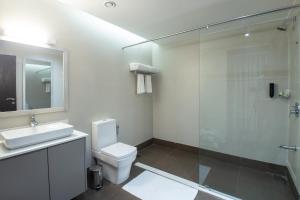 Bilik mandi di Hotel Mokka City