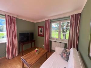 TV a/nebo společenská místnost v ubytování Landgasthof Hotel Linde