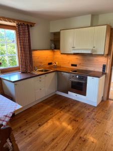 Kuchyň nebo kuchyňský kout v ubytování Landgasthof Hotel Linde