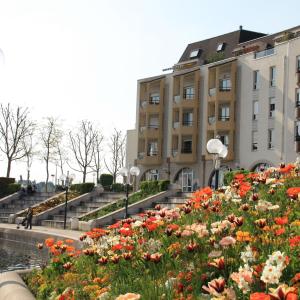 een bloemenveld voor een gebouw bij Midoon guest - The Balcony - Grand appartement Créteil proche Paris in Créteil