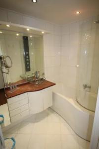 een badkamer met een bad, een wastafel en een bad bij Midoon guest - The Balcony - Grand appartement Créteil proche Paris in Créteil