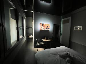 ein Schlafzimmer mit einem Bett und einem Tisch in einem Zimmer in der Unterkunft Logements des choraux in Tournai